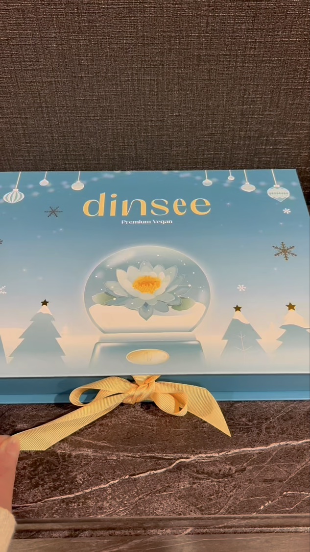 ディンシー @dinsee_jp ,@dinsee.official
かわいいクリスマスギフトボックスが届いたよ🎄⛄

なんとディンシーの人気アイテムがたっぷり詰まったホリデー気分高まるギフトボックスです🎁

\ なんとこーんなに入って