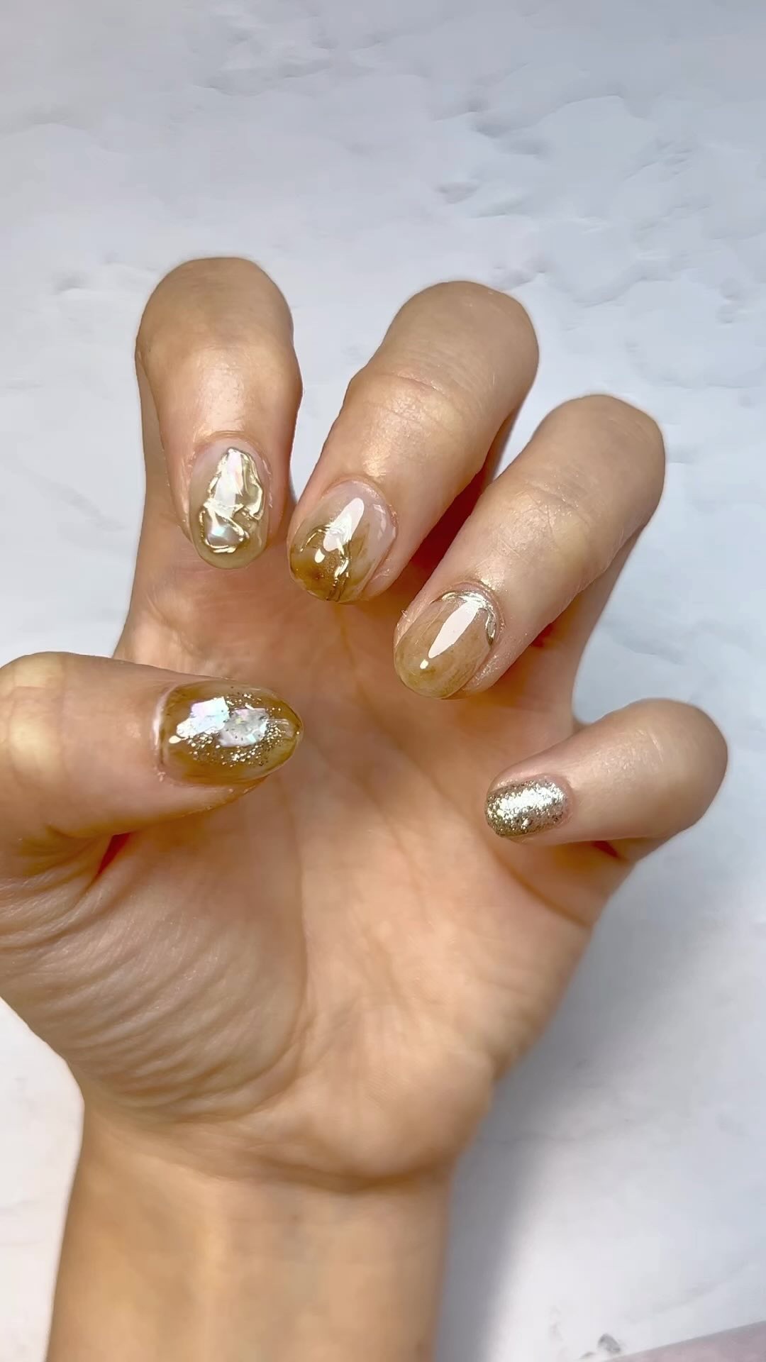 ブラウンネイル🤎

はじめにベース塗ってホワイト系のカラー塗りました🧚🏻‍♀️

そのあとすこーしだけシアーブラウン塗って、
筆についたジェル拭き取ったらランダムに広げる！

そのあとクリアジェルでまぜまぜしながら馴染ませていく

最