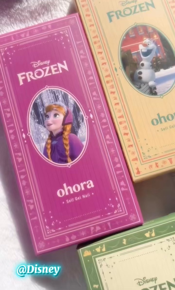 ⚪️ohora⚪️
@ohora_jp 

❄️Disney collection - Frozen Holiday❄️

ohora公式サイトにて、『アナと雪の女王』
ホリデーデザインのセルフジェルネイルが登場✨🤍

貼って硬化して整え