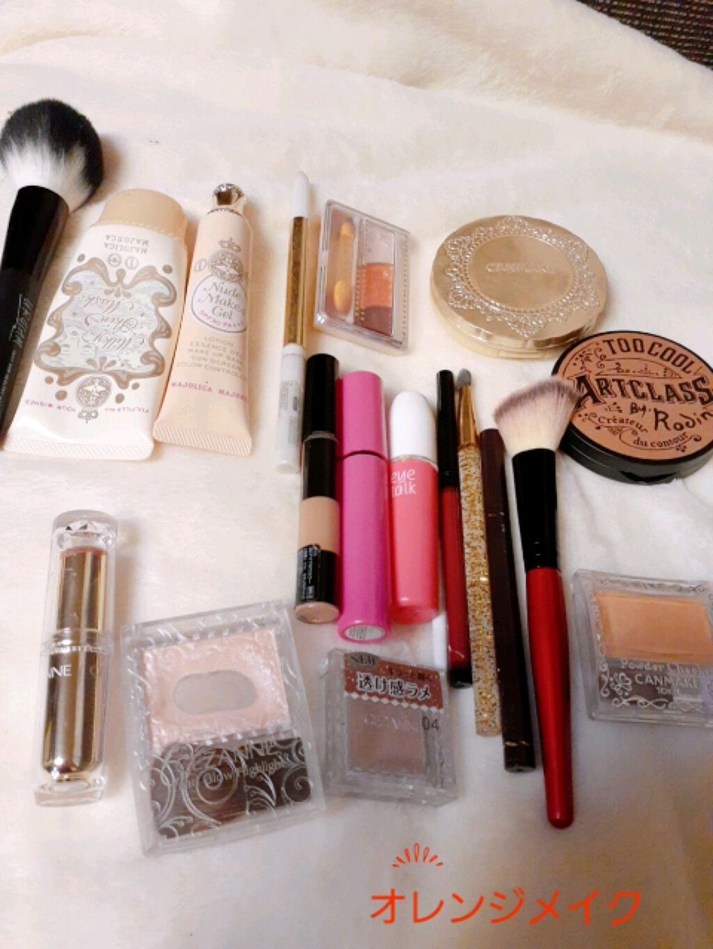 #私のおうち美容
オレンジメイク
前髪の分け目を変えてみた。
こっちわけの方が好きだけど普段は逆のほうがわけやすいので。
もうあとがついちゃったかな。おうちでは好きなほうをやってみようかと。
リップもオーバーリップに。
チークもイエローを使