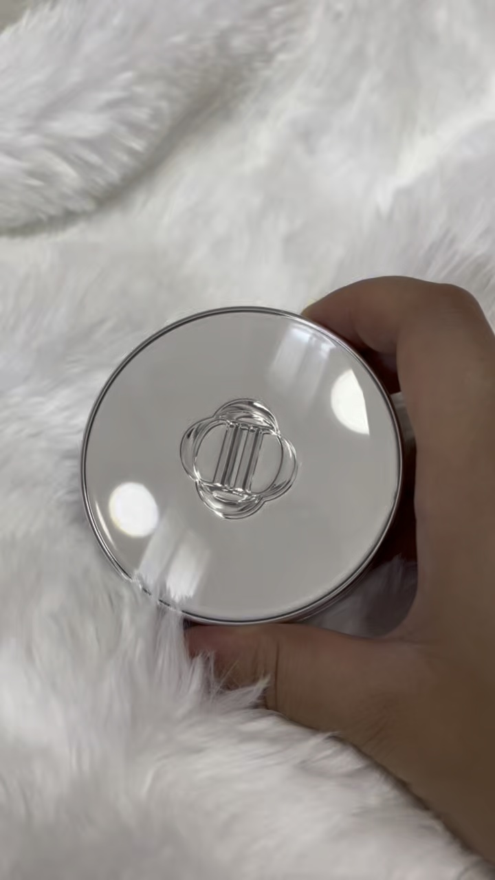 Dinto
ブラーグローイ雲楚クッション

🩶高級感のある仕上がり。実力派なのに、まだ多くの人に知られていない逸品

🩶うるおい濃度を最大限まで高め、カバー力に優れたブラーグローイ雲楚クッション

🩶高密着＆高持続、しっとりとした鎮静