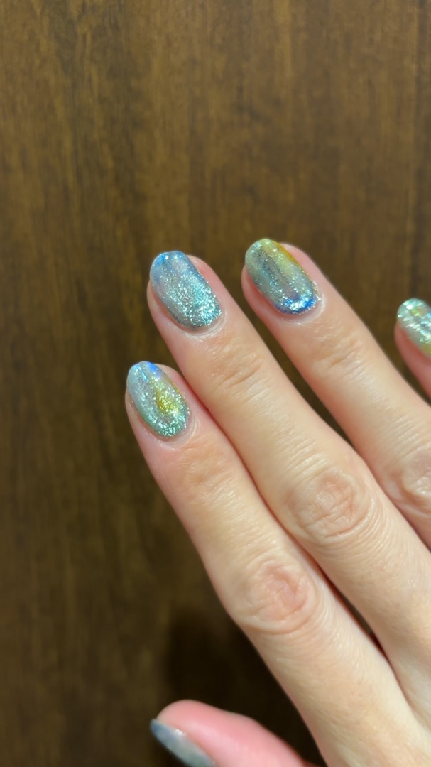 トロピカルネイル🌊🐬🍍

ギラギラネイル！
ブルーにイエローもちょっと追加したら
トロピカルな感じに🍹

#花火級の忍ばせラメ #セルフジェルネイル
#セルフネイル #ギラギラネイル #夏ネイル
#マグネットネイル #マグネットジェ