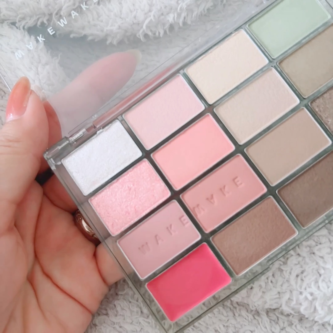 ソフトブラーリングアイパレット/wakemake/アイシャドウパレットを使ったクチコミ（3枚目）