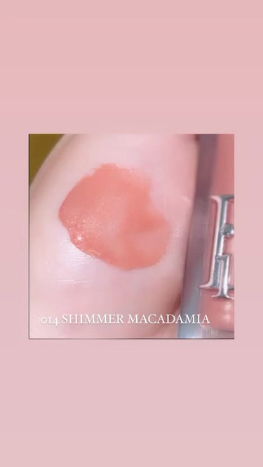 DIOR ADDICT
LIP MAXIMIZER

014 SHIMMER MACADAMIA

ほんのりピンクがかったベージュが可愛いこの色✨
ラメも繊細で悪目立ちせず
濃いめのティントに重ねてみた