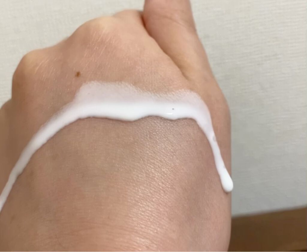 BOBBI BROWN エクストラリペアオイルミルクのクチコミ「こんにちは😃
今回は美容液、オイル、乳液の3in1のオイルイン乳液を紹介します。

🌹BOBB.....」（3枚目）