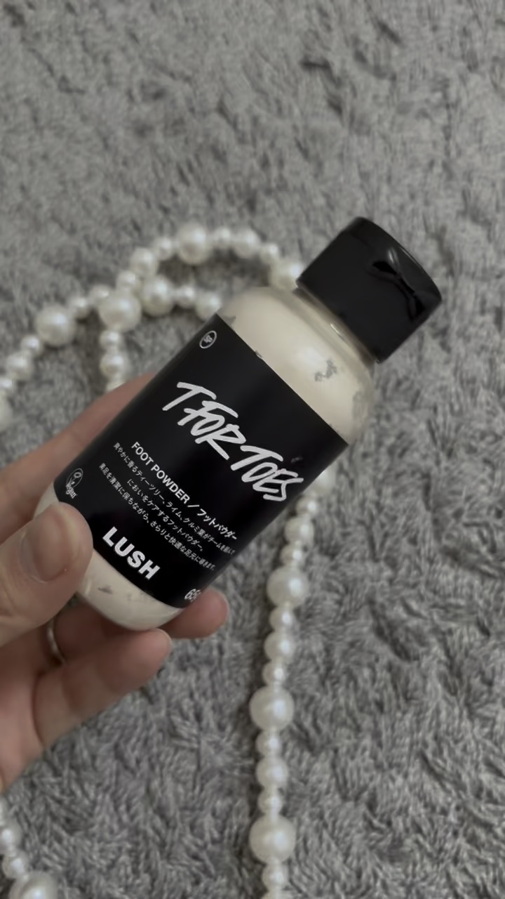 【足の匂いさようなら💎LUSH】


➸LUSH 素足のTブレークパパの足


これは大革命✨️

パンプスなどで蒸れると気になる足の匂い
このパウダーで解決です😂

仕事で毎日履くパンプスが蒸れて、匂いが気になっていたところ、これと出