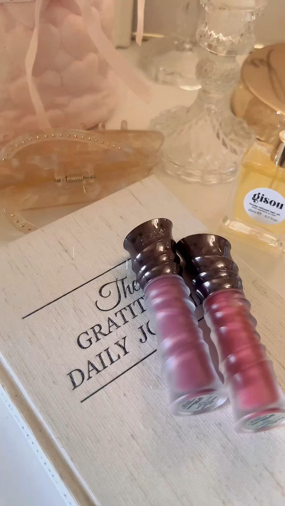 risky🤍

最近購入してハマったマットリップ♥
スフレのような質感でとても軽く滑らかなテクスチャー。
マットリップだと唇が砂漠化してしまいがちだけど！縦じわも目立たないクリーミーでフワッとした仕上がり。
なによりどのカラーも絶妙なヌー