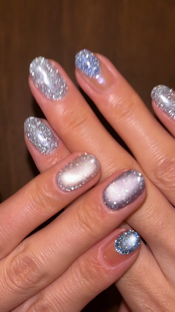 冬先取り⛄️
キラキラフラッシュネイル❄️


秋がなくて急に寒いので
冬ネイルみたいになっちゃった⛄️(笑)


énoi フラッシュジェル
eel stella mag(マグフラ)


#大人のモカネイル図鑑 #冬ネイル
#秋ネイル #