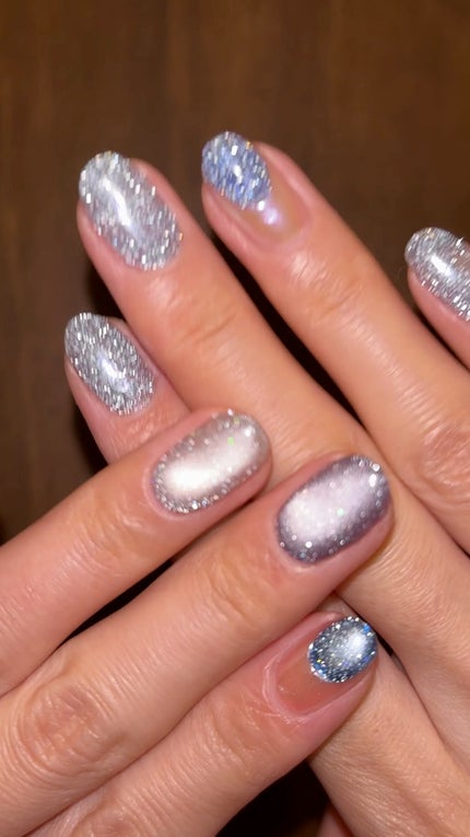 enoi Cinderella Powderのクチコミ「冬先取り⛄️
キラキラフラッシュネイル❄️
秋がなくて急に寒いので
冬ネイルみたいになっち.....」(1枚目)