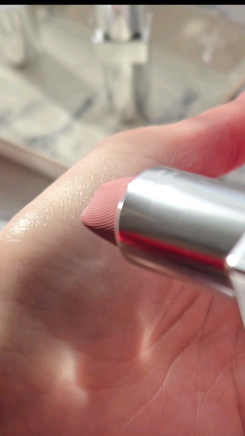 モノクローム ウェイトレス リップカラー(スムース ナイロン)/PRADA BEAUTY/口紅の動画クチコミ1つ目