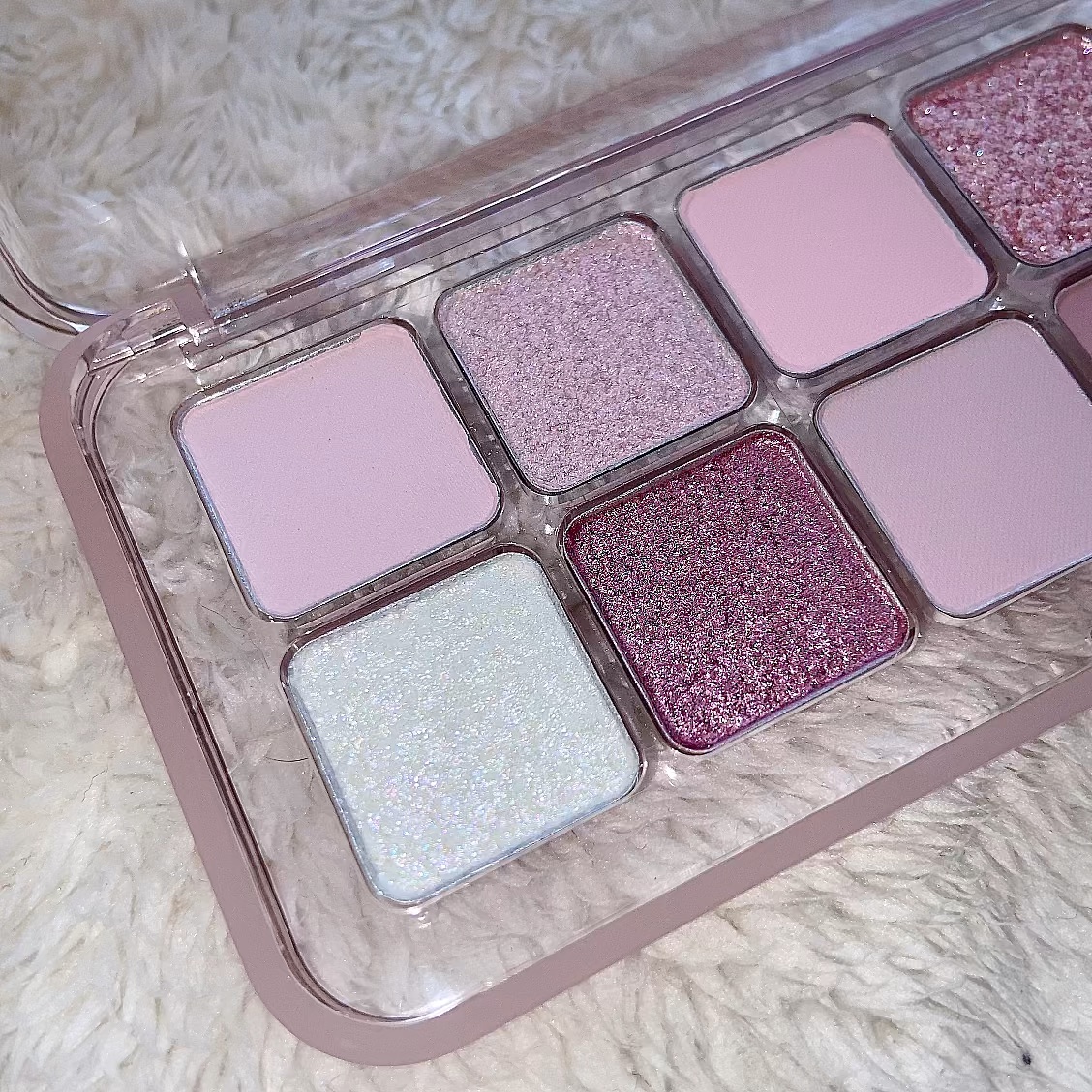 CLIOの新色パレット10番が神すぎた。色合いもとってもかわいいんだけどなんと言っても粉質が最強すぎた。特にラテがとんでもなくかわいい。密着力高くて寄れないのに、しっかりキラキラ光ってくれる。偏光ラメだから外で爆盛れです
🔗 m.qoo1