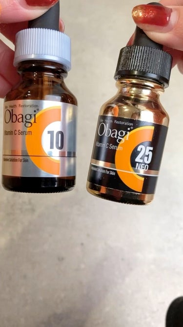 

Obagi
C25セラム ネオ
オバジC10セラム


色も香りも違います。

C10
色　ほのかに黄色みを帯びてる
香り　甘い。甘めの柑橘系という感じ。香りがしばらく残ってる。
刺激　なし。
瓶が