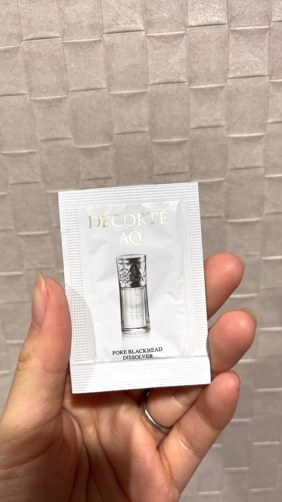 みち😼です。

【DECORTÉ】AQ 毛穴美容液オイル／¥11,000

雑誌の付録についてたサンプルです。


▫️テクスチャー
さらっとしたテクスチャー


▫️感想
濡れるの厳禁🚫ということで
朝の洗顔代わりに使用してみました。