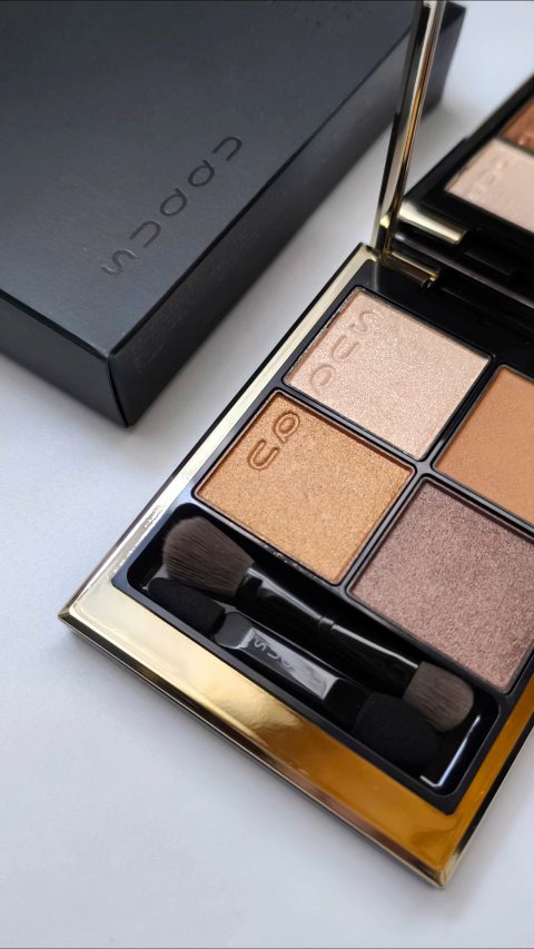 SUQQU シグニチャー カラー アイズ 03 光暮

いつか欲しいな〜と思ってた光暮
やっぱり最高でした✌🏻

まろやかなベージュブラウンで目元の奥行き感をしっかり出しつつ、キツくはならない絶妙なバランス
左上のラメも程よく華やかで本当