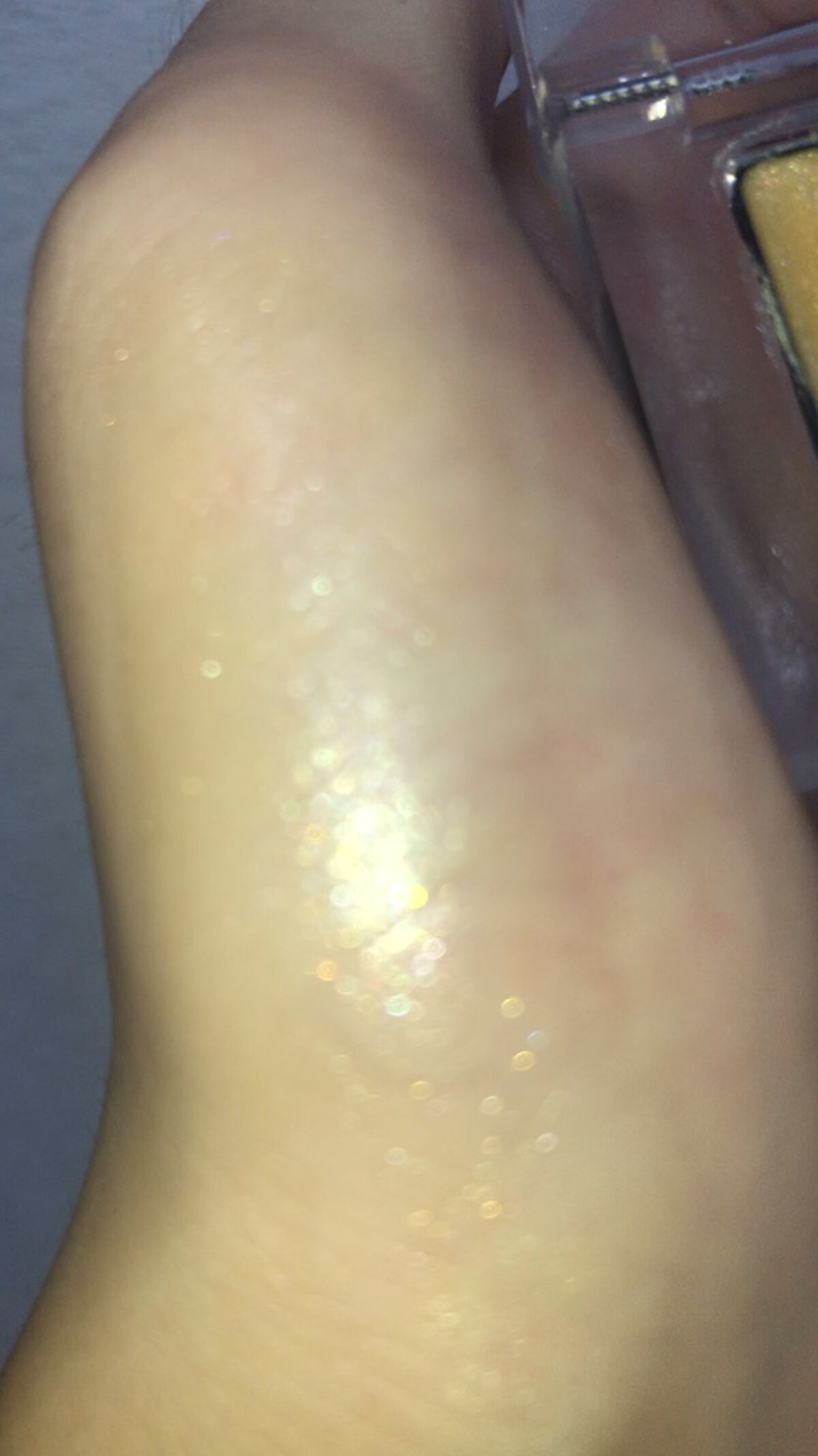 エトヴォス
ミネラルアイバーム
レモネードイエロー

艶感がたまらない、エトヴォスの単色アイシャドウ✨

一つ注意なのですが、色味（発色）を気に入って購入する方はもしかしたら思っているカラーと違うかもしれません！

名前も"レモネードイエロ