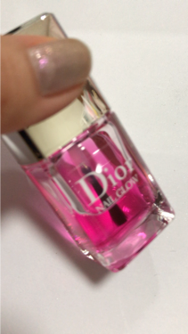 Dior ネイル グロウのクチコミ「2度リピート買いしています。

1～2度サラッと塗るだけで青みを帯びた桜貝の様な美しい爪になれ.....」（2枚目）
