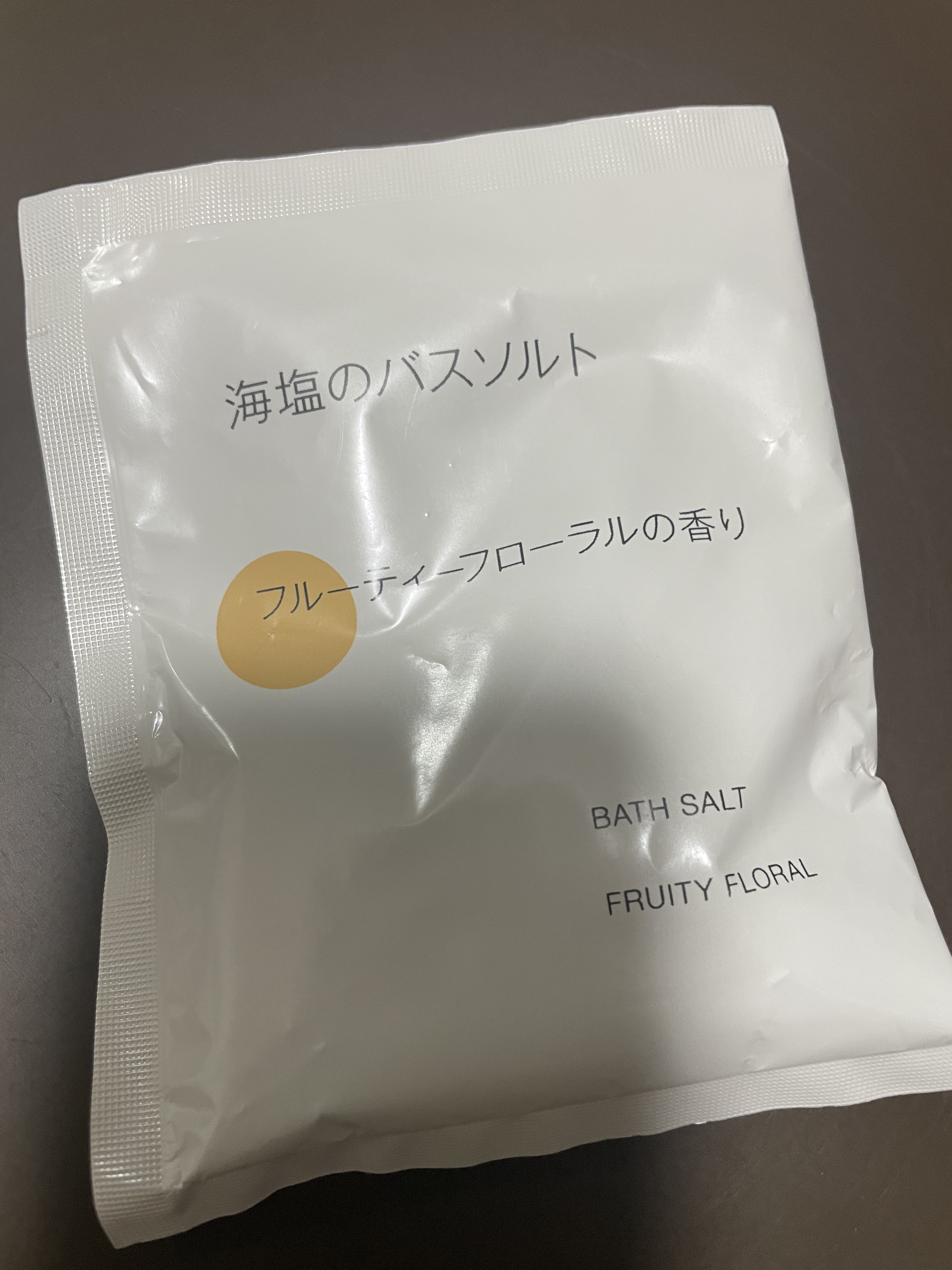 海塩のバスソルト　フルーティフローラルの香り/無印良品/無機塩系入浴剤の動画クチコミ1つ目