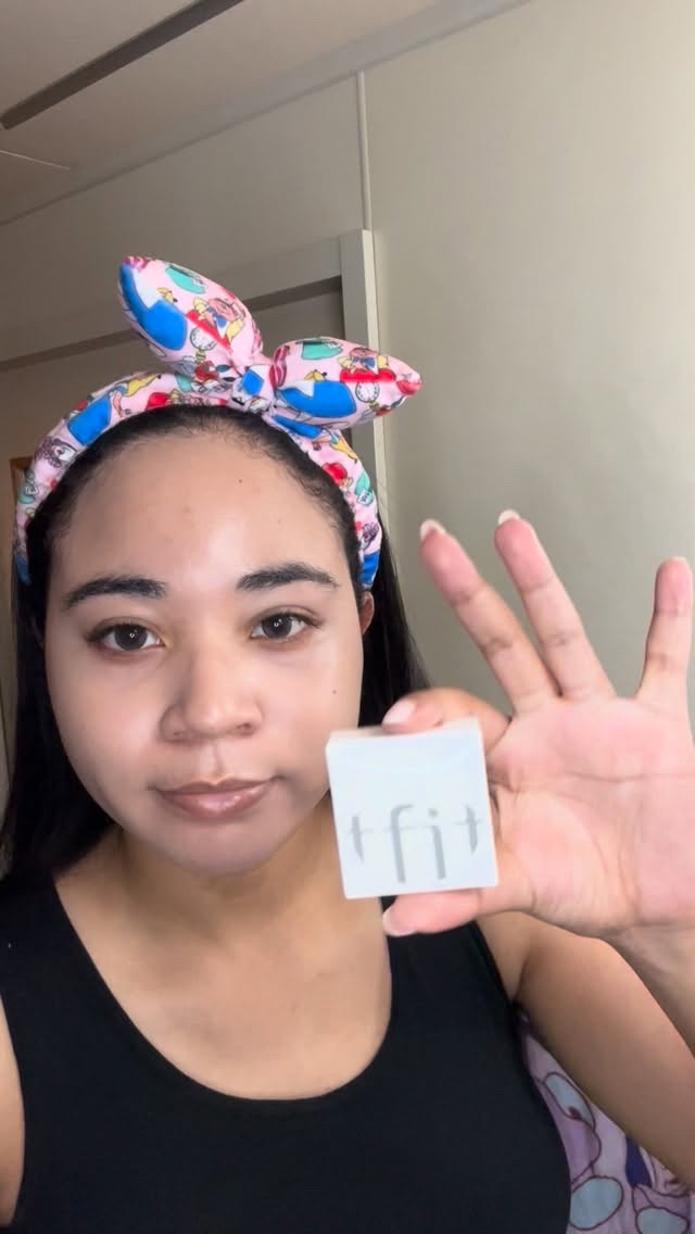 『TFITのカバーアッププロコンシーラー01番Neutral』

ファッションショーのメイクさんやった時もモデルさんに使用させていただいたんだけどとにかく伸びが良いしカバー力が高くて、密着力が高いの🥹💓

3色入だから色を混ぜて使えるの