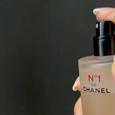 CHANEL セラム ミスト N°1 ドゥ シャネルのクチコミ「エイジングケアラインの美容液ミスト。
油分と水分の2層式でシャカシャカ振って使います。
振った.....」（2枚目）