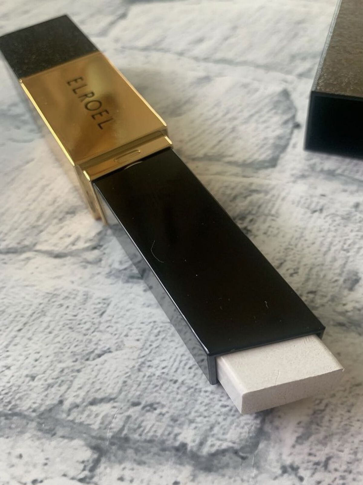 ELROEL ブランカバークリームスティック Vのクチコミ「ELROELのコスメを初体験。
韓国の第1世代メイクアップアーティスト、
ユ・ヤンヒ院⻑が作っ.....」（1枚目）