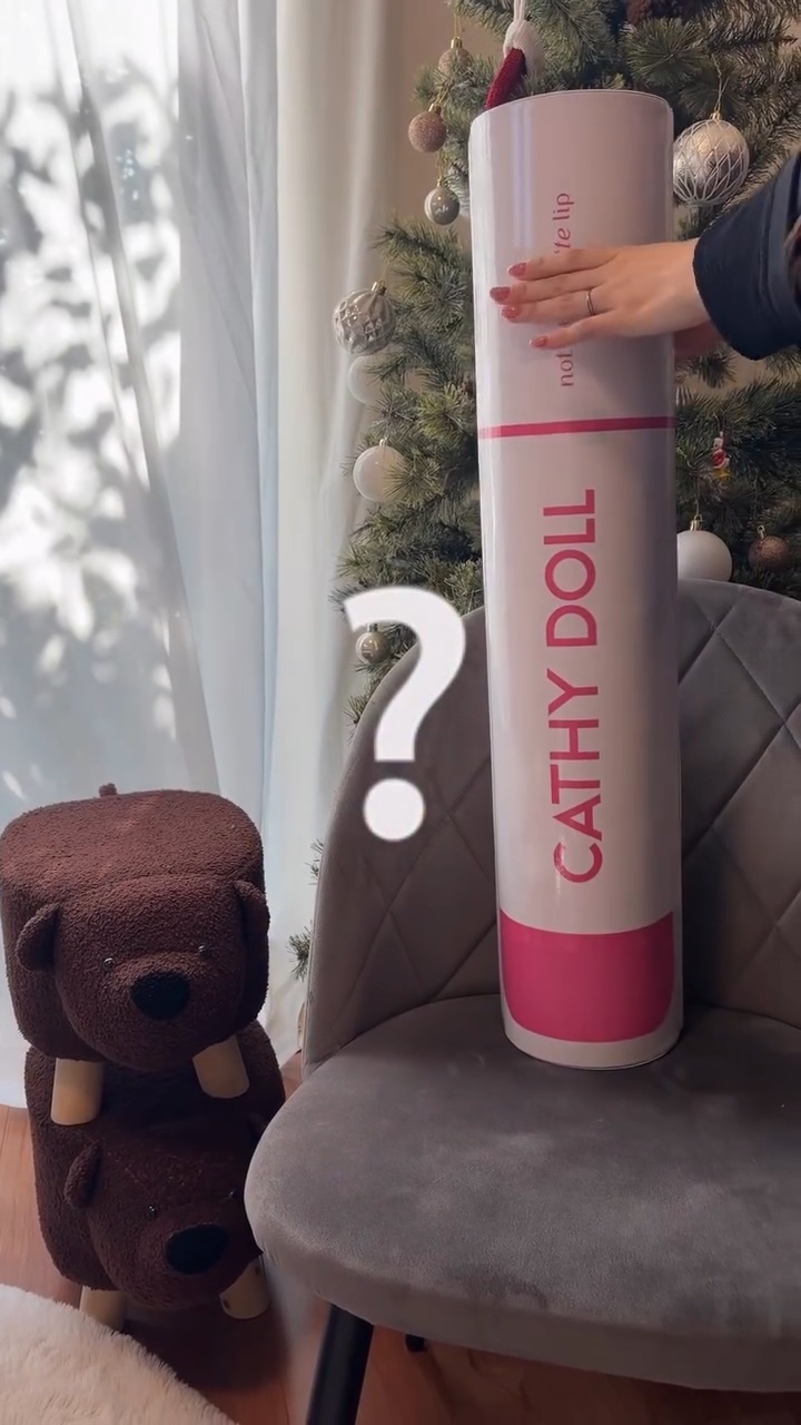 🎁✨でっかい筒が届いたー！！！✨🎁
キャシードールから
#ノットトゥーマットリップ 全12色 いただきました💄💕

最初に届いた箱が
「え？なに？ポスター？笑」ってなるくらい
想像以上にでっかい筒📦😂
開けたら中にずら〜っと12