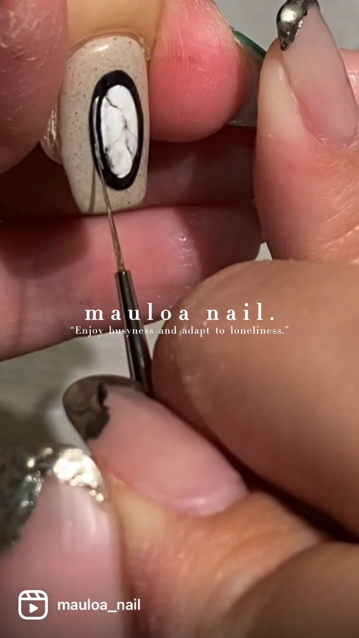 #ネイル,#夏ネイル,#アートネイル,#海ネイル,#ミラーアートネイル,#ニュアンスネイル,#くすみカラーネイル,#サマーネイル,#ジュエリーネイル,#ミラーネイル,#ハワイアンジュエリーネイル,#サンドジェルネイル,#太陽ネイル,#天王寺ネイル,#シンプルネイル,#タイル柄ネイル,#モロッカンタイルネイルのネイルデザイン