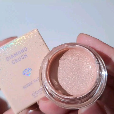 ドド ダイヤモンドクラッシュマルチバームのクチコミ「ドドのマルチハイライター✨📹
アイシャドウ代わりに…ベースメイクのハイライターに…リップにも使.....」（1枚目）