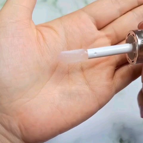 プランピング リップセラム/DECORTÉ/リップ美容液の動画クチコミ3つ目