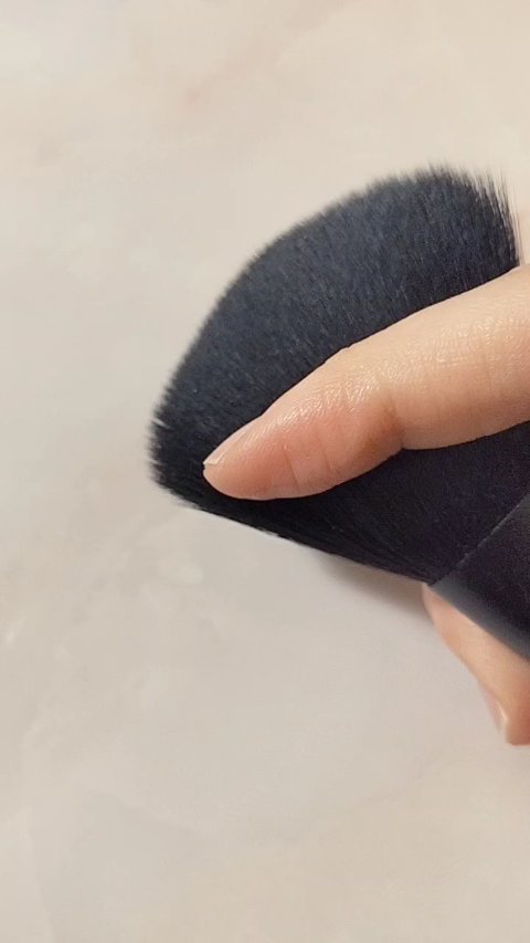 ごくふわっ フェイスブラシ 斜めカット/DAISO/メイクブラシの動画クチコミ2つ目