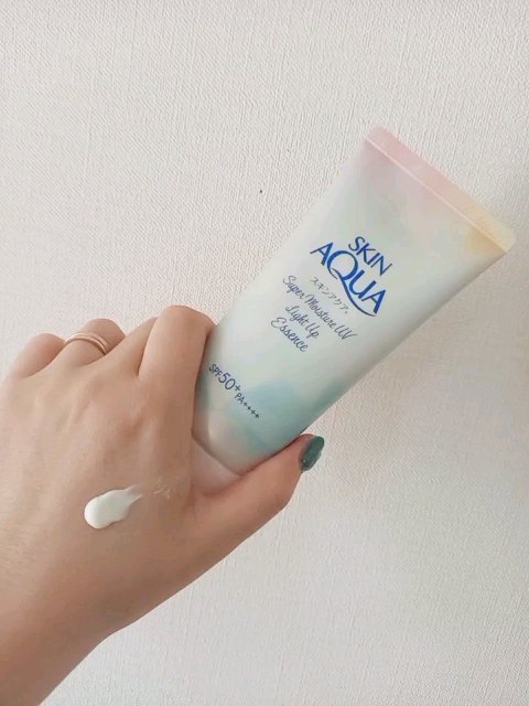 スーパーモイスチャーUVライトアップエッセンス/スキンアクア/日焼け止めローションの人気ショート動画