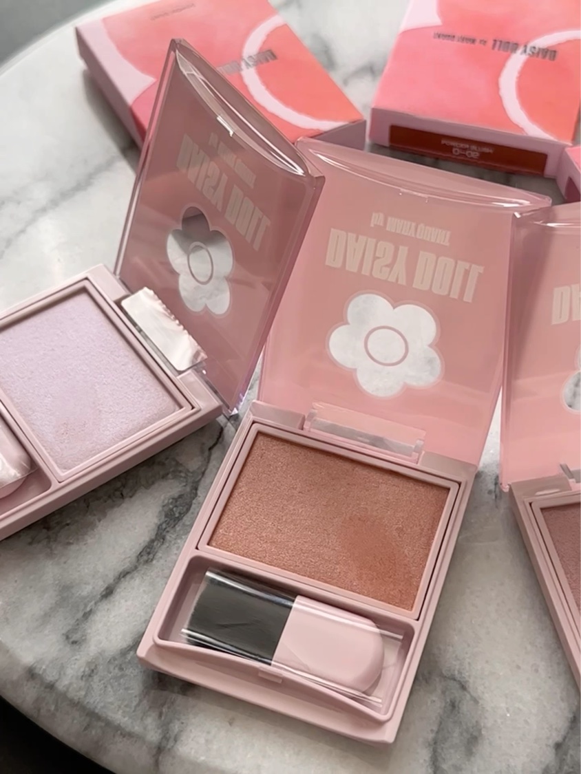 パウダーブラッシュ/DAISY DOLL by MARY QUANT/パウダーチークを使ったクチコミ（2枚目）