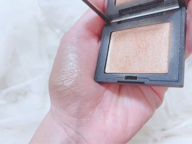 NARS ミニオーガズム リップ＆ハイライターデュオのクチコミ「NARS
ハイライティングブラッシュパウダー
ゴールデンシマー

︎︎︎︎☑︎シアーな輝きを与.....」（3枚目）