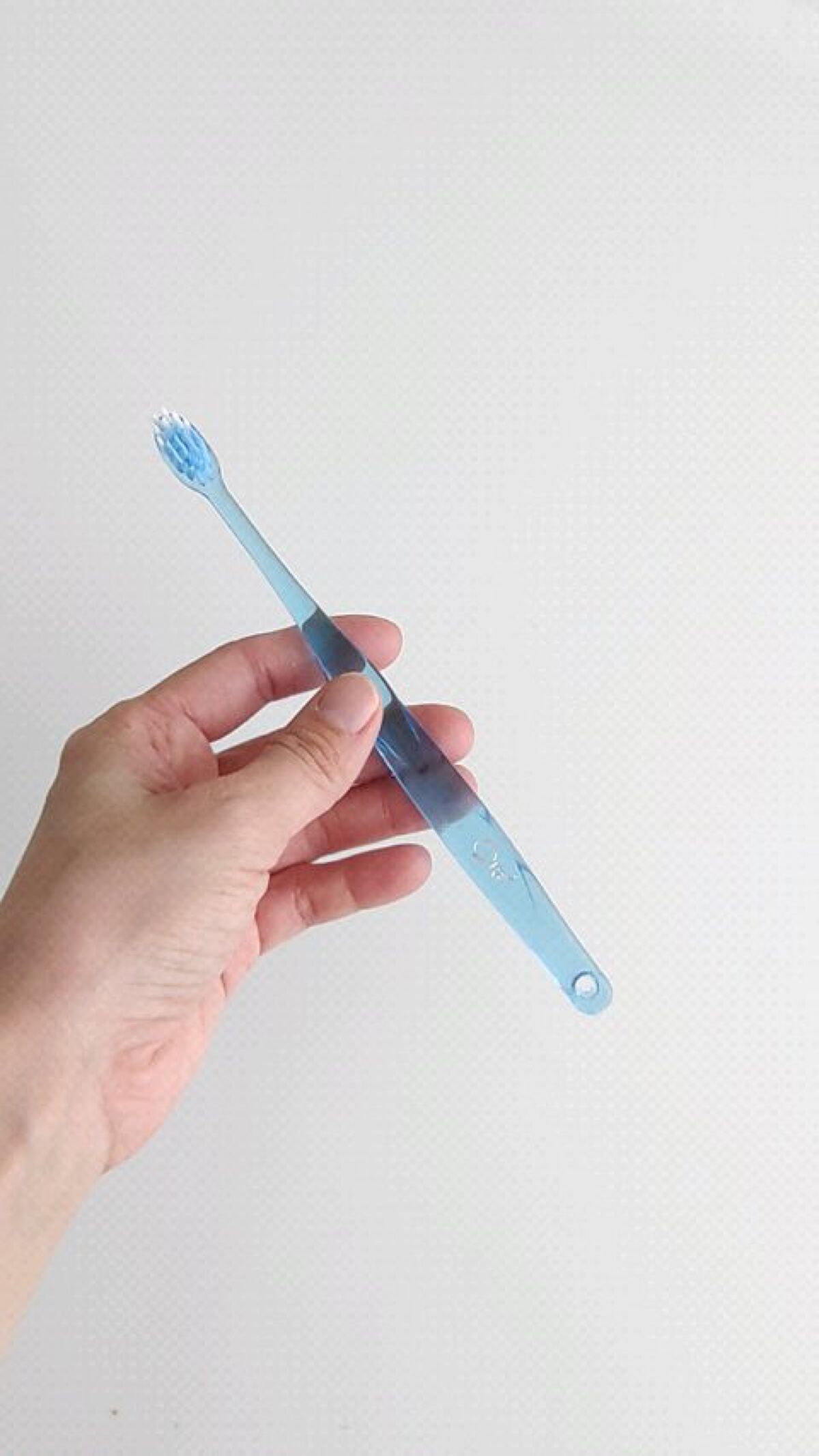 オーラツー ステインクリア ハブラシのクチコミ「オーラツーの歯磨き粉と一緒に使っています。
ヘッドがコンパクトなので
口が小さい私には奥歯まで.....」（1枚目）