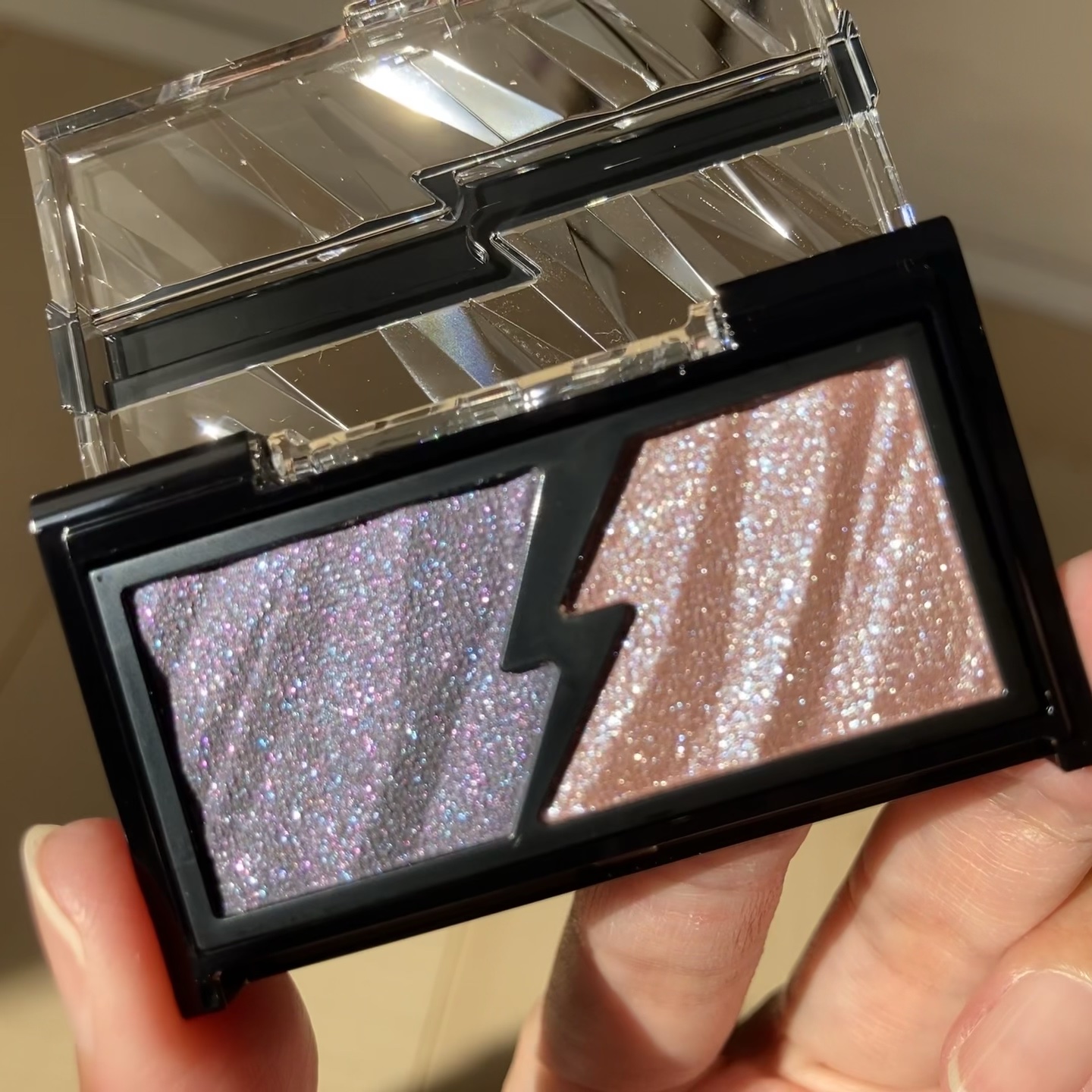 KATE❤️
エレクトリックショックアイズ

NV-1:ミッドナイトサンダー

濡れツヤ仕上がり。
濃そうにみえますが、
透け感があります。
キラキラ大好きで
締め色いらない人にオススメ！

このシリーズ大好き。

#イルミ映えコスメ図鑑 