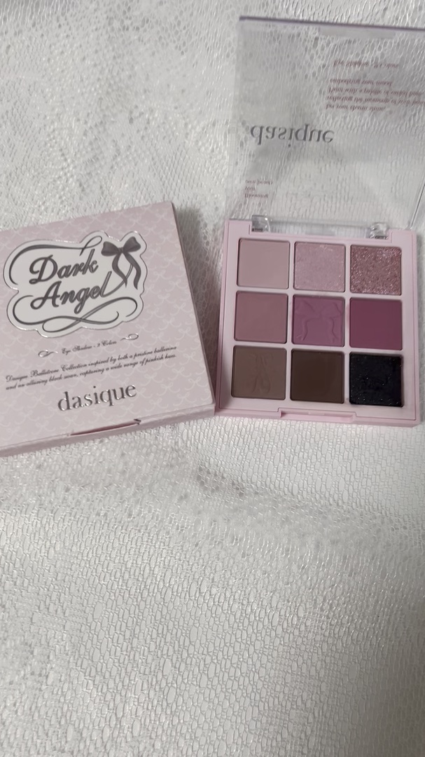 \ブルベ優勝🙌淡くも濃くも🙆‍♀️/


💎dasique
シャドウパレット
⚫︎36 Dark Angel(ダークエンジェル)


🔖一見濃いカラーに見えるかも知れませんが、濃淡のつけやすいカラー。



🔖黄色みカラーが一切入