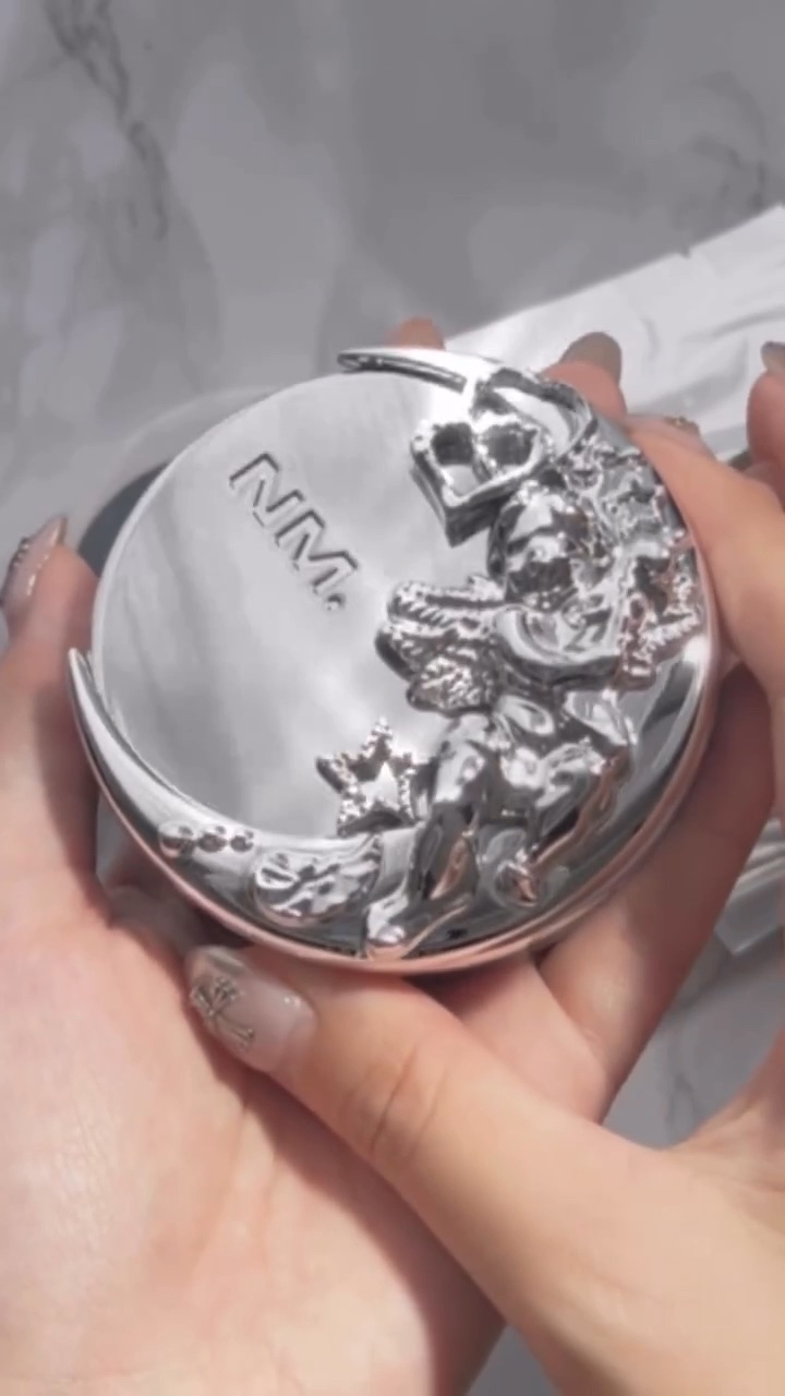 これはさすがにずるい🥹💫
HURJABOYコラボのNAMINGクッションが天才すぎた…！

シルバーエンジェルの限定パッケージ🤍
しかもリフィル・雲パフ付きで3,000円台👏

薄づきセミツヤ仕上がりで
乾燥もテカリもゼロ、軽くて快