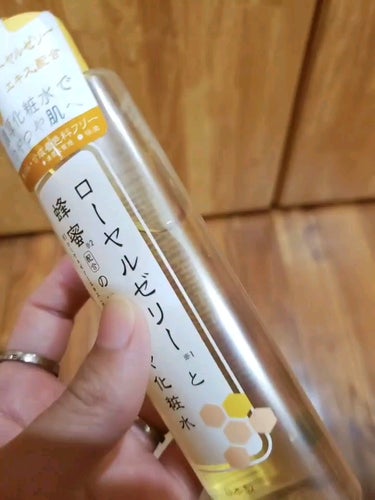 ローヤルゼリーと蜂蜜配合のはりツヤ化粧水/DAISO/化粧水の動画クチコミ1つ目