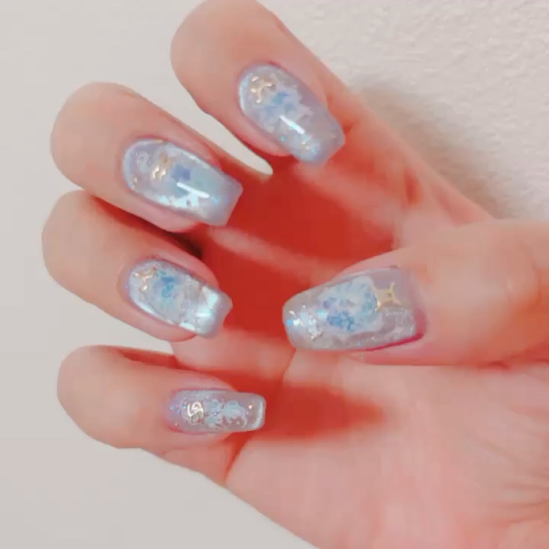 星座ネイル💅🩵

自爪にネイルをしていてコフィンのような形が理想なのですが、強度を考えてあまり削れず結果スクエアのような形になりました😭

巻き爪っぽいのでお風呂後とかは凄くスクエアですが、乾いて時間が経つとキュッとなってコフィンぽく