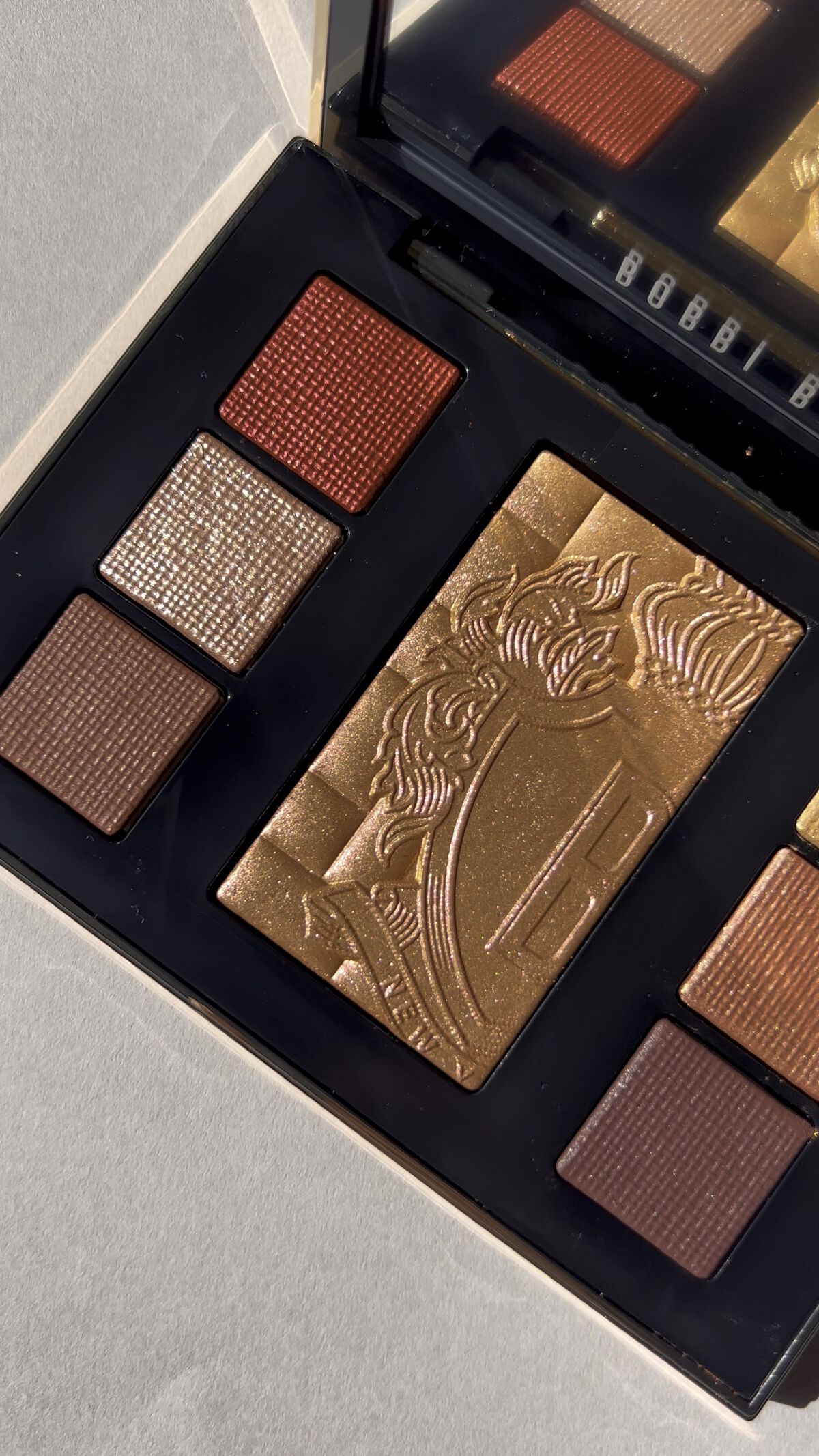 リュクス アイ & チーク パレット/BOBBI BROWN/アイシャドウパレットの人気ショート動画