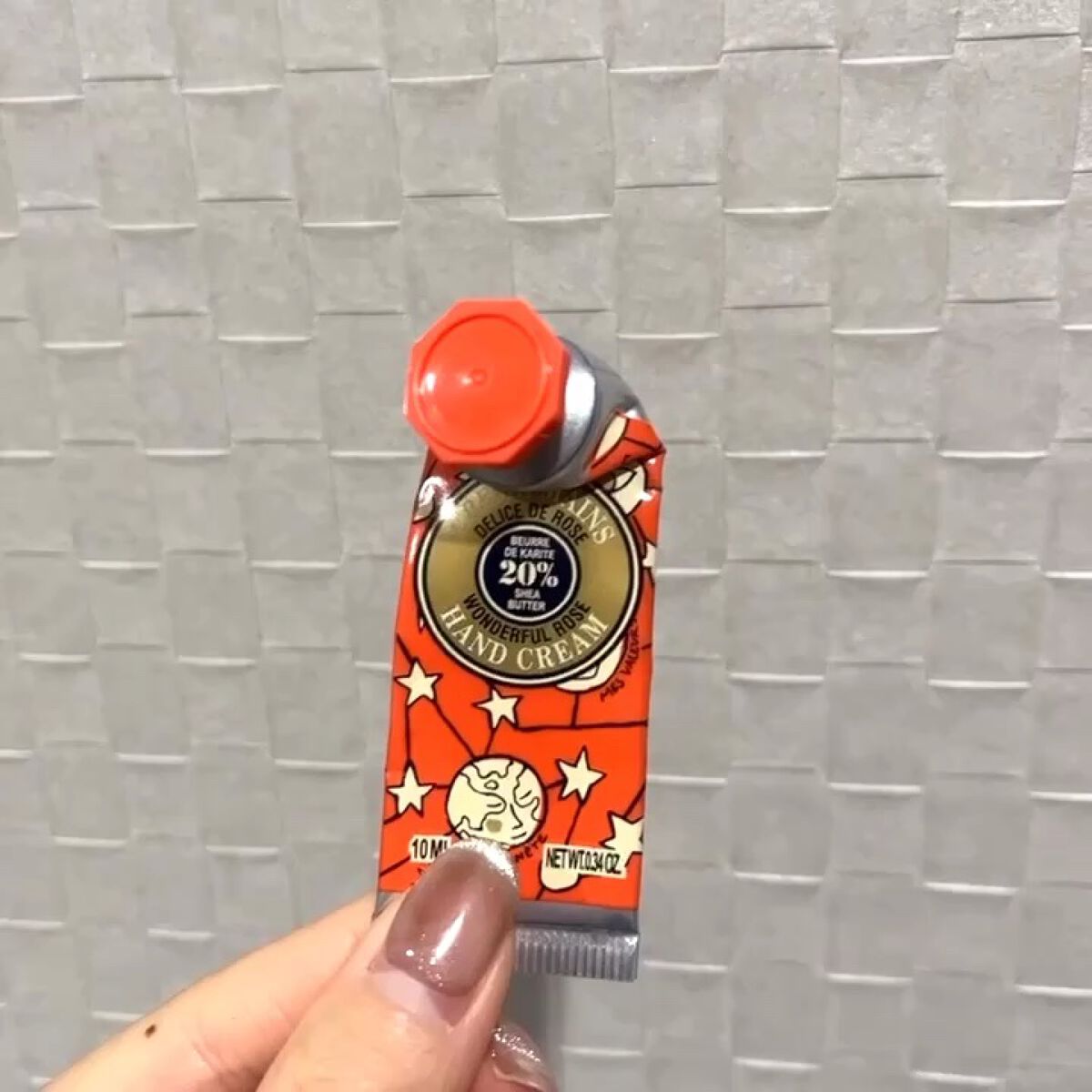 ジョイフルスター シア ハンドクリーム（ローズ）/L'OCCITANE/ハンドクリームを使ったクチコミ（1枚目）