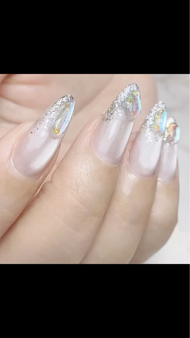 いつもご覧いただきありがとうございます♥️

本日は
NEW NAIL💅🤍

ミラーネイルにキラキララメにオーロラのストーン✨
スペシャルに盛ってもらいました🤍

@moooi_mami.m thanks🤍

#ロングネイル #ミラ