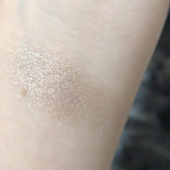 サテン クラッシュ/YVES SAINT LAURENT BEAUTE/単色アイシャドウの動画クチコミ1つ目