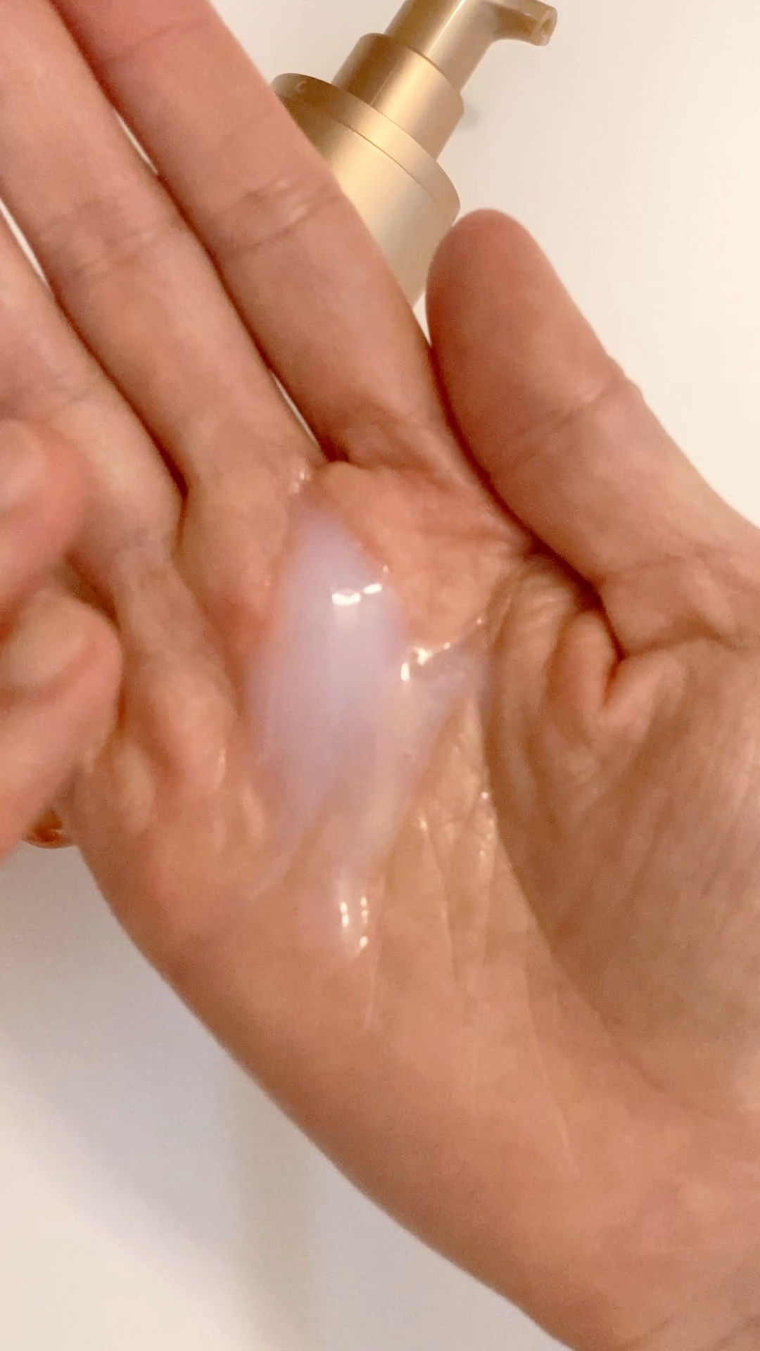 薬用リンクルストレッチセラム/パーフェクトワン/美容液の動画クチコミ1つ目