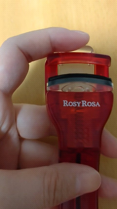 ロージーローザ スリムアイラッシュカーラーのクチコミ「持ち運びに便利！
✂ーーーーーーーーーーーーーーーーーーーー
ロージーローザ　スリムアイラッシ.....」（2枚目）