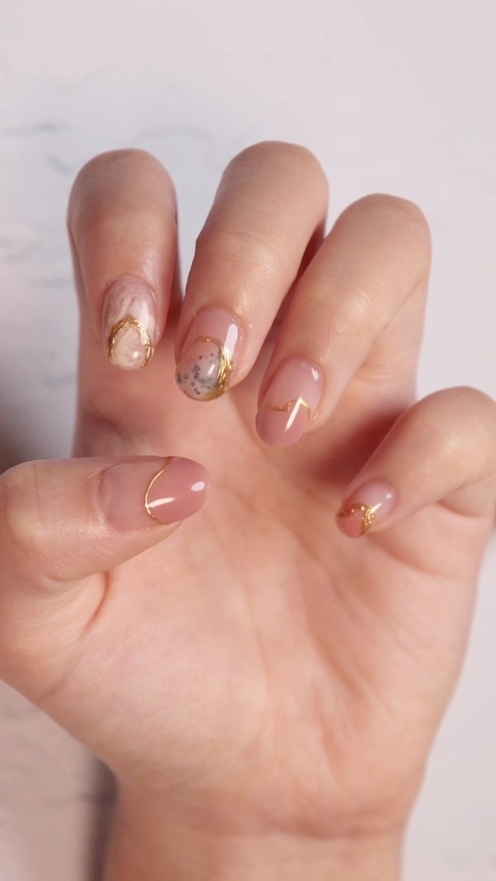 半分塗るだけ💅

爪の上半分くらいにうねうね塗るだけ🤍
アイシングは引いても引かなくても🙆‍♀️

オレンジとかグリーンでもやってみたい🫶🏻🫶🏻

.

👇使用カラーはこちら

キャンドゥ
ピンクベージュ

.
#ネイルデザ