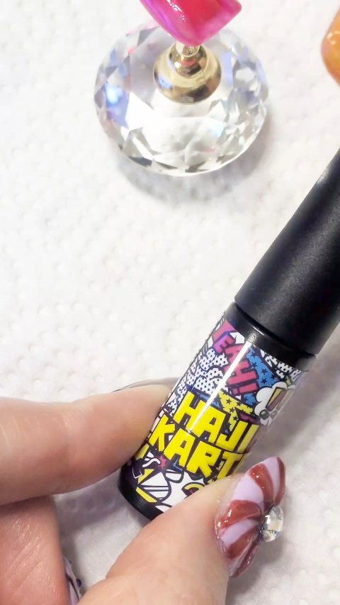 今流行りの弾けるネイルやってみた！
ひっかき傷がどんどん広がって、個性的な仕上がりに😆

ただ、これは勢いと正確さを兼ね備えた動きをしないとどんどこ広がってしまうので、練習が必要😓
最適な段階ですぐに硬化！！これ大事。

ドットや線など