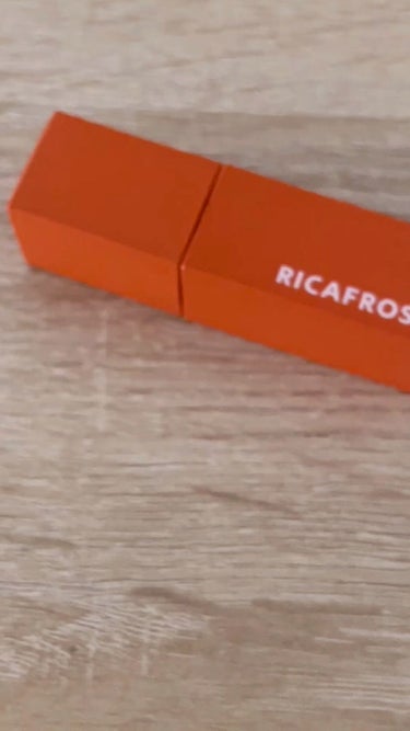 RICAFROSH
ジューシーリブティント
01
オランジェット

このオレンジリップ使いやすい！！

明るすぎず、暗すぎずの絶妙なカラー

夏につけるのもいいけど今の時期も使いやすい！！



