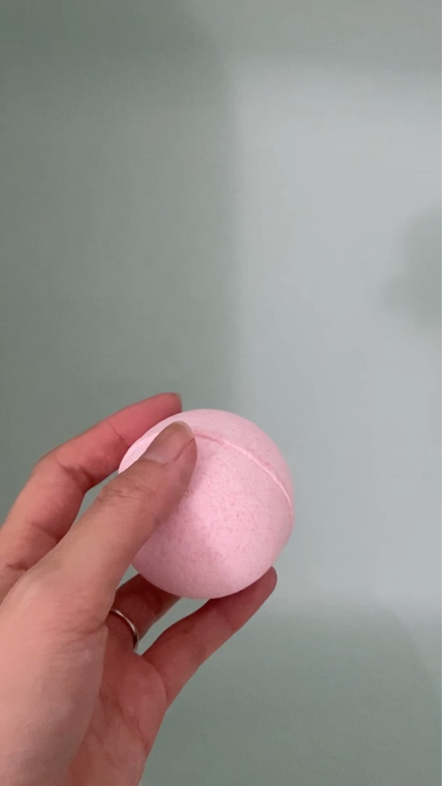 sanrio characters おばけバスボール/サンタン/炭酸系入浴剤の動画クチコミ1つ目