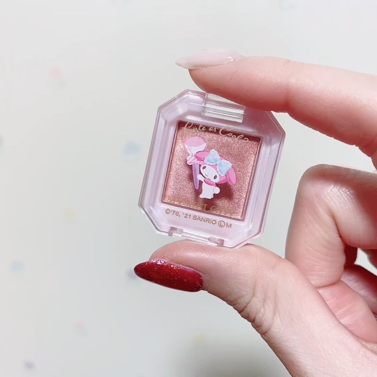 
seriaで発見しちゃいました😊🎀

コスメコーナーにマイメロパケで
アイシャドウがありました💓
ベースカラーで使えそうな物を探して
いたので、即買いです🌟

色味も優しいピンクで使いやすいです。
単色でもベースでもどちらでも
使