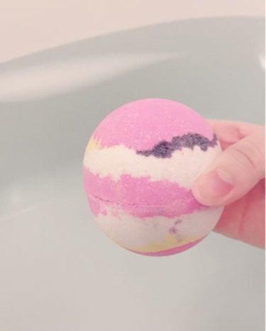 LUSH マシュマロ ワールド

バスボムです。
名前がズルいですこれは 泡がマシュマロに見えてきます めちゃくちゃかわいい

#LUSH #バスボム
 #私のおうち美容 